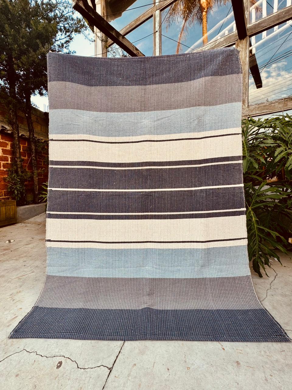 Tapete em Linha Listrado Azul e Cru 2,00x2,50m