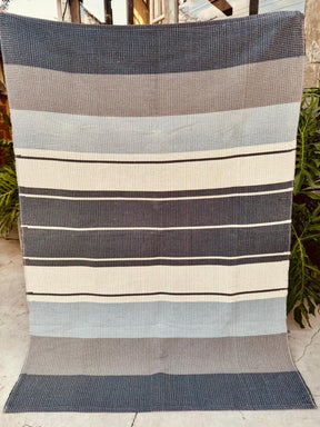 Tapete em Linha Listrado Azul e Cru 2,00x3,00m