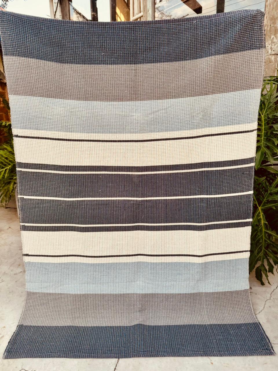 Tapete em Linha Listrado Azul e Cru 2,00x3,00m