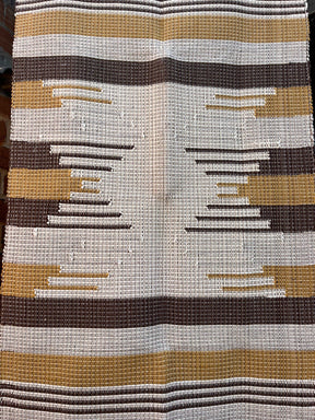 Tapete Médio Linha Bico Mostarda e Marrom 0,90x1,50m