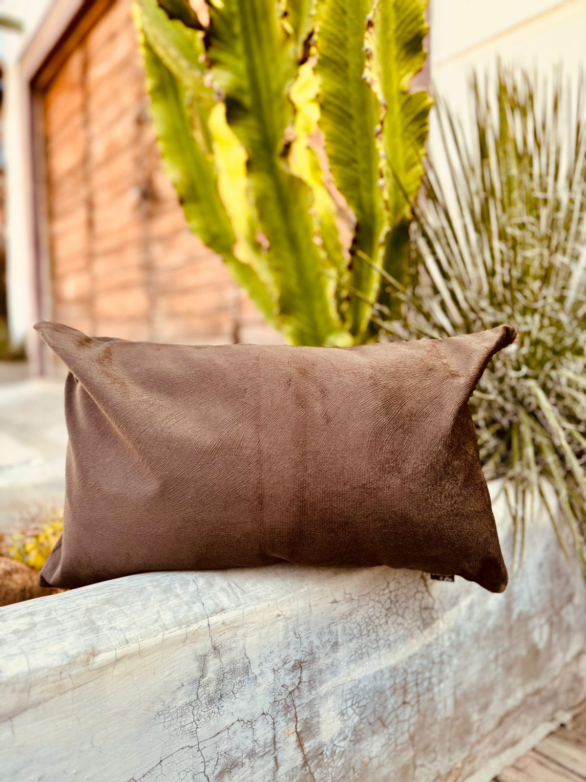 Capa de Almofada Baguete Retangular Suede Lisa Marrom - 30x50
