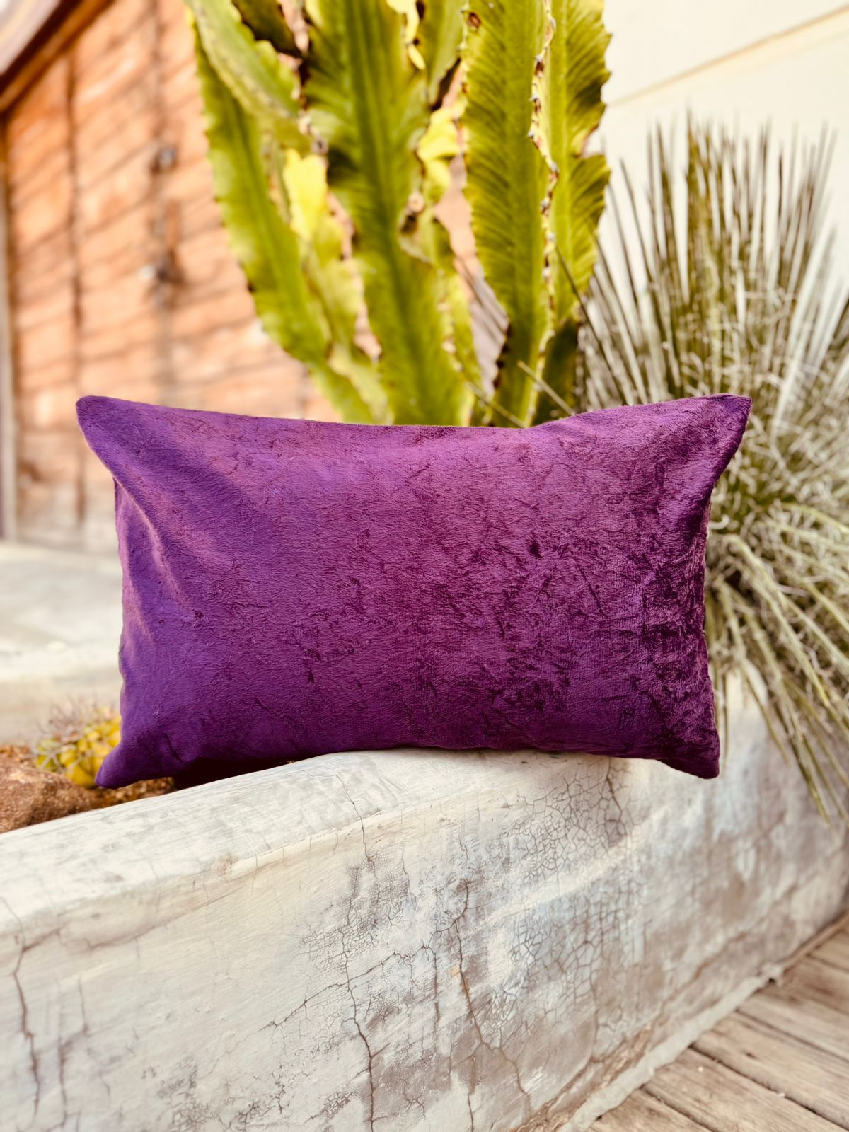 Capa de Almofada Baguete Retangular Suede Lisa Roxa - 30x50