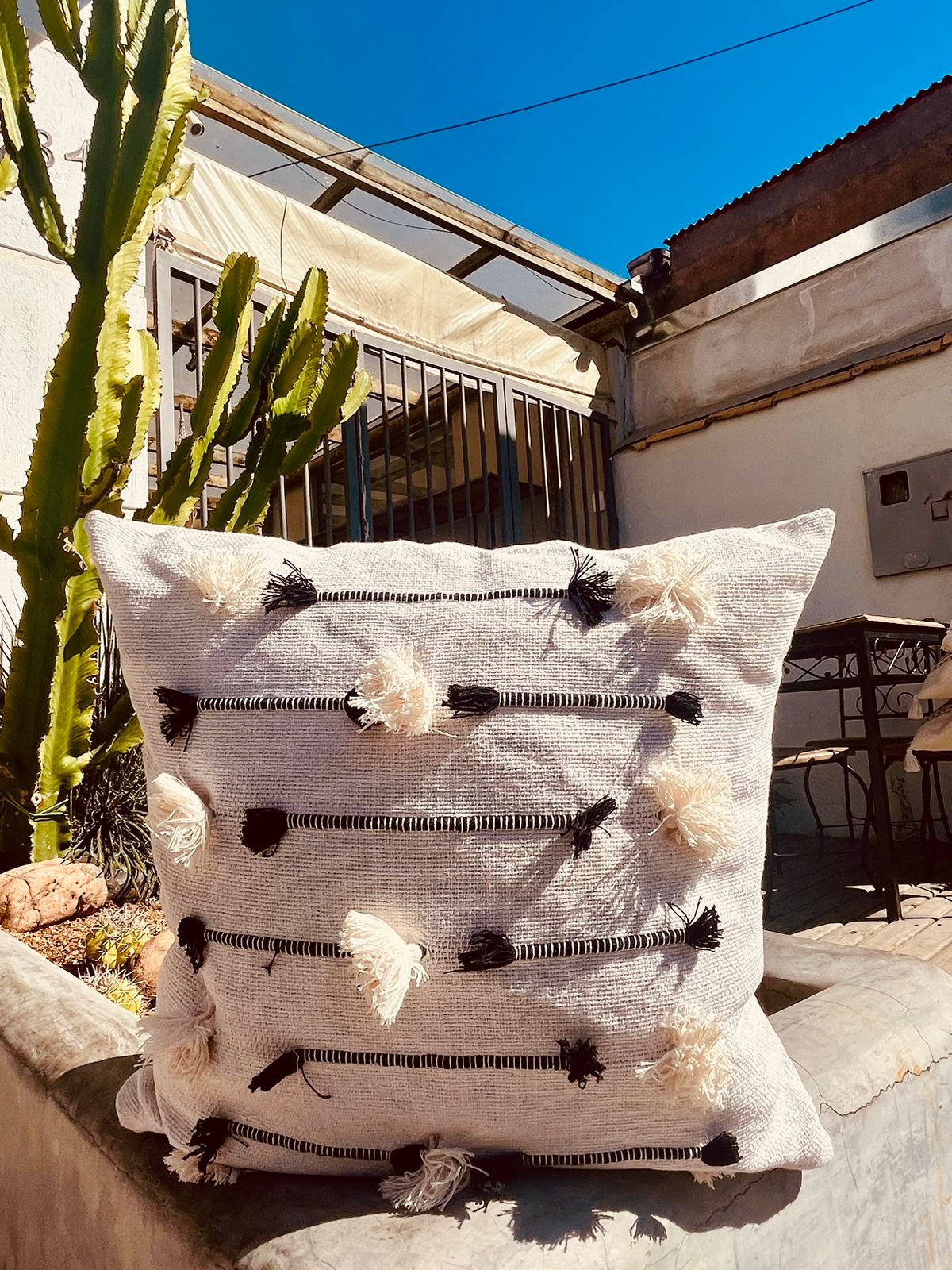 Capa de Almofada Algodão Bordada Com Pompom Preto e Cru 50x50cm