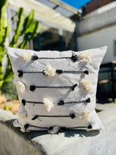 Capa de Almofada Algodão Bordada Com Pompom Preto e Cru 50x50cm