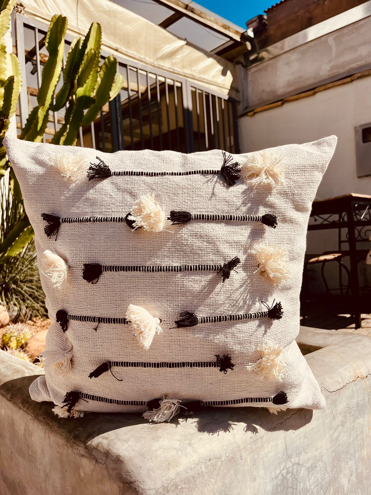 Capa de Almofada Algodão Bordada Com Pompom Preto e Cru 50x50cm