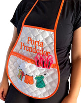 Avental Porta Prendedor de Roupas Branco com Viés Laranja