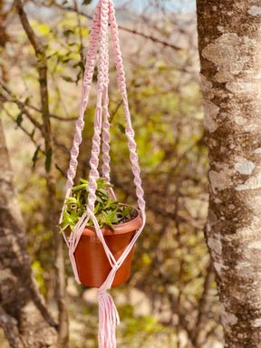 Suporte de Planta em Macramê Malha Um Vaso Rosa