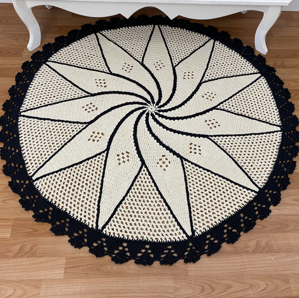 Tapete Redondo Artesanal Crochê Preto 1,5m - Decoração Única e Durável