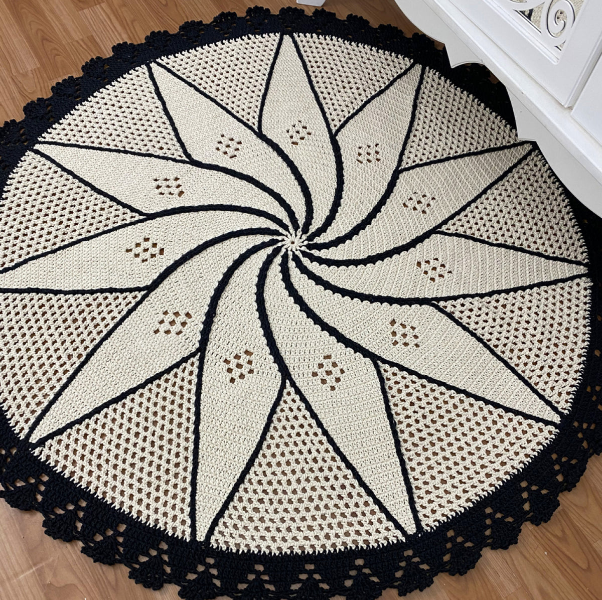 Tapete Redondo Artesanal Crochê Preto 1,5m - Decoração Única e Durável