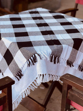 Toalha de Mesa Cobre Lanche com Duas Peças: Lisa Branca e Xadrez Preto e Branco